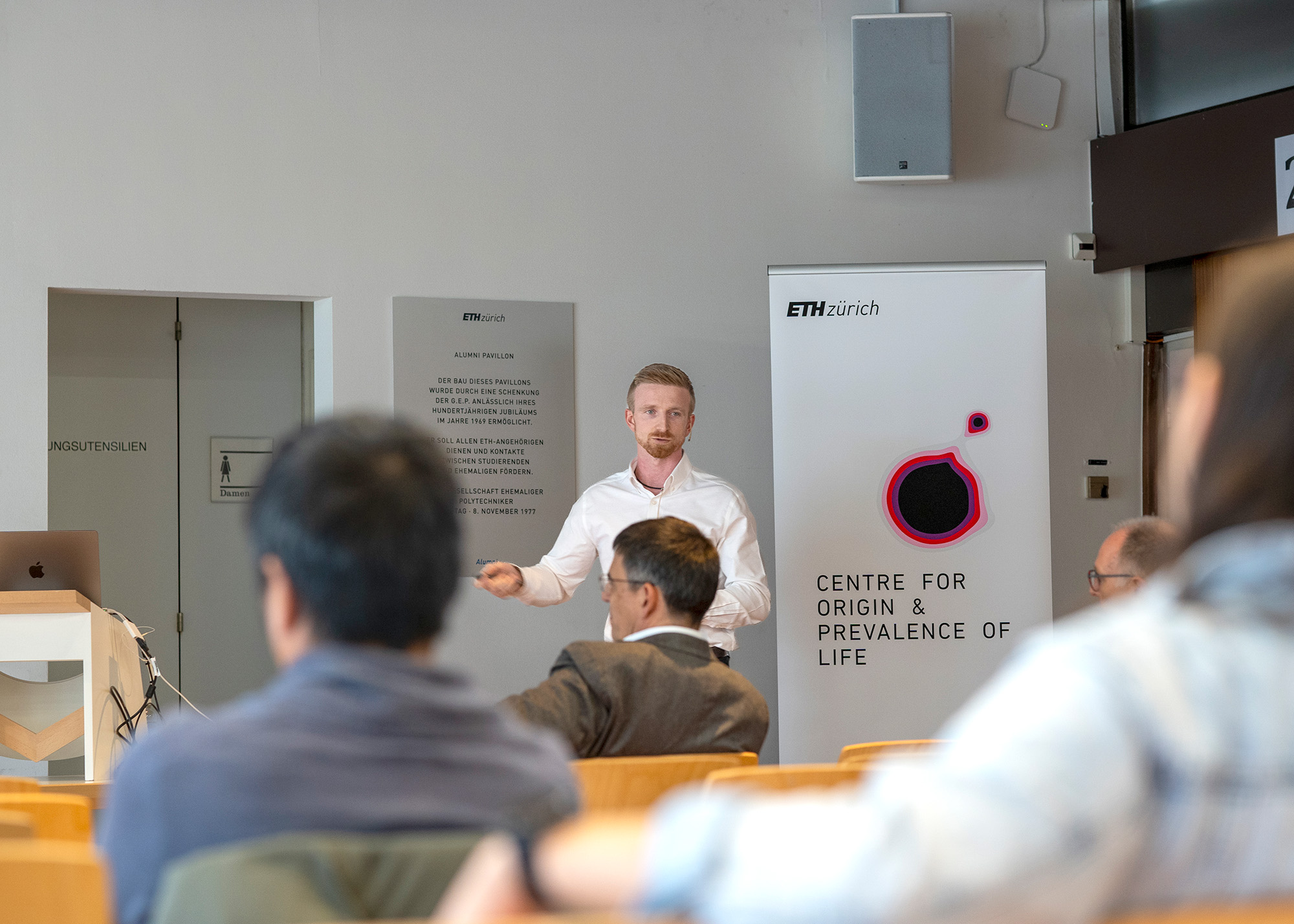 Taylor Priest presenting his research at the welcome event of the NOMIS–ETH Fellows, Cohort 2024. 